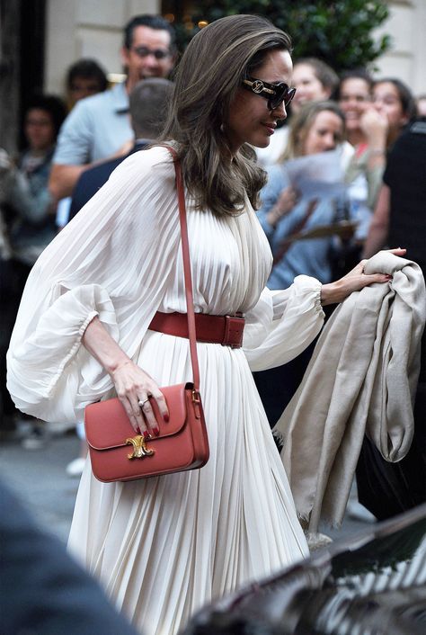 Celine Triomphe Bag Outfit, Celine Triomphe Bag, Chloe Style, Angelina Jolie Style, Celine Dress, Jacqueline Bisset, Celine Triomphe, Chloe Faye, Celine Bag