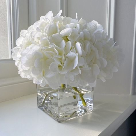 White Hydrangea Centerpieces, Cube Vase, Black And White Wedding Theme, House Portugal, White Flower Arrangements, Sitting Room Design, White Hydrangeas, Table Bedside, Island Decor