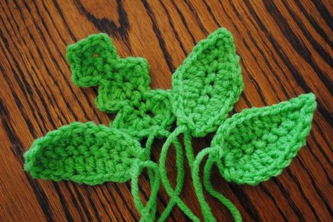 Free Crochet Spring Patterns- Leaves 101 Crochet Spring Patterns, Nature Crochet, Crocheted Leaves, Motif Kait, Knit Flowers, Crochet Puff Flower, Crochet Dreams, Crochet Appliques, Crochet Embellishments