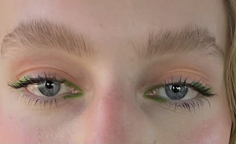 Minimal Green Makeup Looks, Green Liquid Eyeliner, Natural Green Makeup, Simple Green Makeup, Hslot Makeup, Green Eyeliner Looks, Green Eyeliner Makeup, Olive Green Makeup, Eyeliner Verde