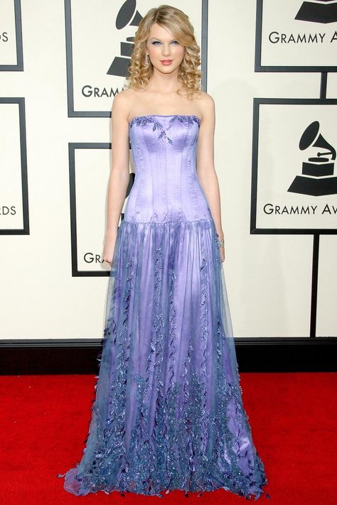 Interesting Dresses, Taylor Swift Red Carpet, Grammy Dresses, Lorraine Schwartz, Grammys Red Carpet, Carpet Dress, Taylor Outfits, Style Evolution, Taylor Swift Red