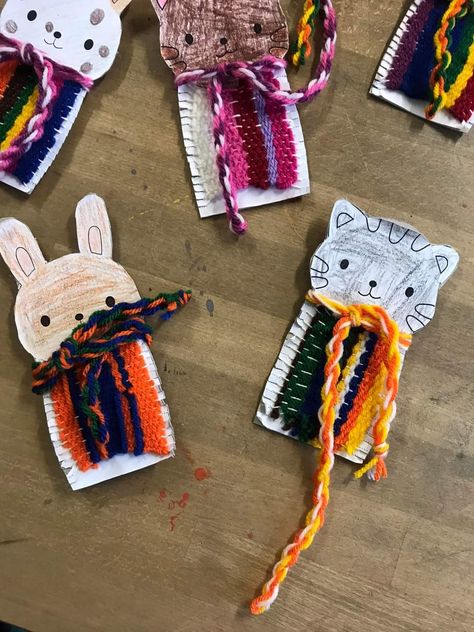 Weaving With Kindergarten, Kindergarten Fiber Art Projects, Cloth Craft Ideas, Kids Weaving Projects, Weaving Kids, Yarn Art Projects, Weaving For Kids, Fiber Art Projects, Classroom Art Projects