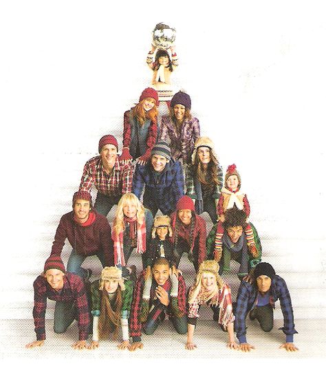 gap ad for christmas - perks of having a large family: you can make a Christmas tree with yourselves! Group Christmas Card Photo Ideas, Team Christmas Photo Ideas, Group Christmas Photo Ideas, Funny Group Christmas Photos, Group Christmas Photoshoot, Christmas Group Photoshoot, Big Family Christmas Pictures, Large Family Christmas Pictures, Group Christmas Photos