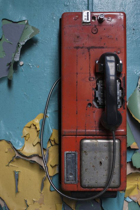 Antique Phone, Telephone Vintage, Wow Photo, Retro Tattoos, Vintage Phones, Vintage Telephone, Peeling Paint, Old Phone, Foto Art