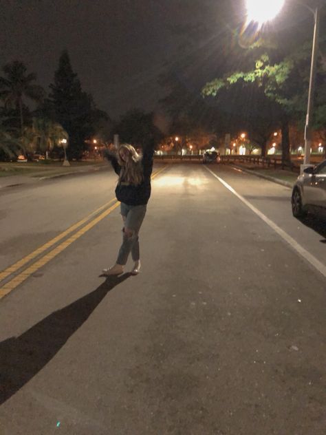 Road Pictures Night Poses, Road Pictures, Street Pictures, Night Pictures, Best Friend Photos, Friend Photos, Teenage Fashion Outfits, Dream Life