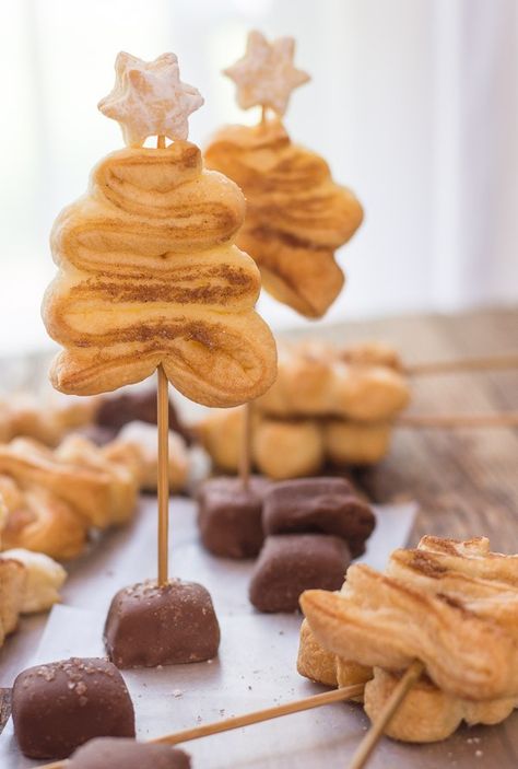 #PuffPastry #Christmas Trees, a simple, easy and delicious Christmas Holiday idea. #Cinnamon sugar crunchy cookies. Christmas Puff Pastry, Puff Pastry Christmas, Puff Pastry Ideas, Pastry Christmas, Savory Puff Pastry, Christmas Tree Food, Christmas Pastries, Pastry Ideas, Easy Puff Pastry