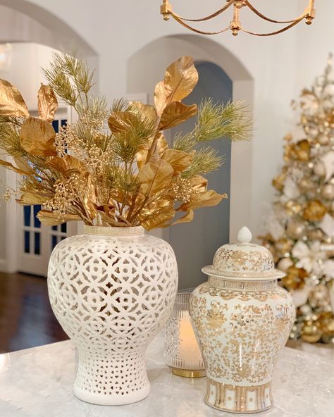 White and gold ginger jar Christmas decor Gold Ginger Jars Decor, Ginger Vase Decor, Ginger Jar Decor Ideas, Ginger Jars Decor Living Rooms, Ideas With Glass Bottles, Wine Bottle Crafts Diy, Ginger Jar Christmas, Bottle Garden Ideas, White And Gold Vase