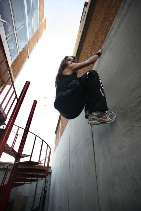 Wall = Just another surface to run on. #parkour #freerunning #fun stretching tips, flexibility Parkour Girl, Poses Dynamiques, Sports Gym, Dynamic Poses, Valentino Rossi, Break Dance, Free Running, Action Poses, Parkour