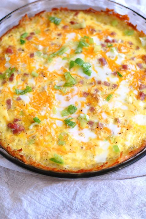 hash brown crust breakfast casserole. Filled with ham, cheese, eggs and a hash brown crust. Vegan Breakfast Pizza, Breakfast Pizza Crescent Roll, Breakfast Ideas For A Crowd, Delicious Breakfast Casserole, Breakfast Pizza Recipe, Breakfast Hashbrowns, Hashbrown Casserole, Hashbrown Breakfast Casserole, Breakfast For A Crowd