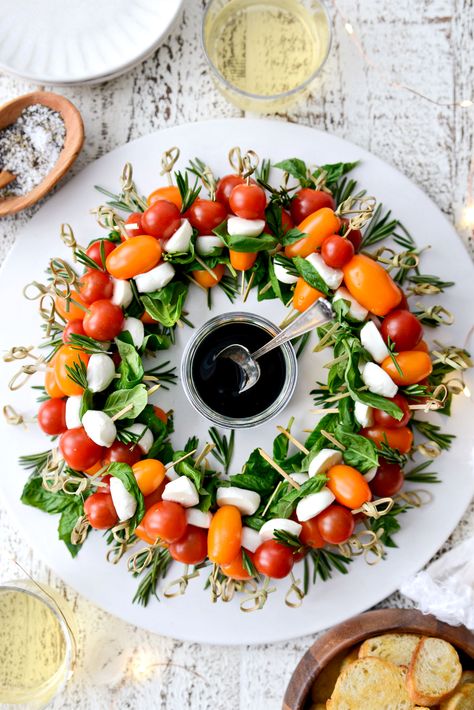 Holiday Caprese Wreath - Simply Scratch Caprese Christmas Tree Appetizer, Caprese Wreath Appetizer, Holiday Caprese, Christmas Caprese, Caprese Wreath, Xmas Foods, Classic Potato Salad, Holiday Tea, Ham And Bean Soup