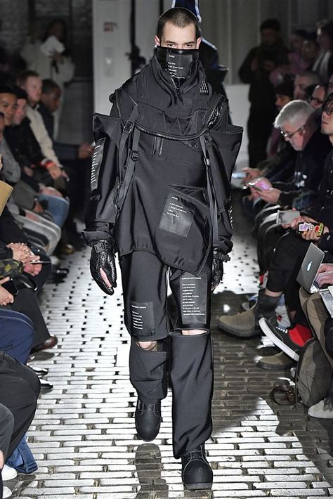 Takahiro Miyashita The Soloist | ParisFW 19/20 Cyberpunk Mode, Cute Outfits To Wear, The Soloist, Cyberpunk Fashion, Mens Fashion Photography, Outfits To Wear, Technology Fashion, Male Fashion Trends, Mens Fashion Week