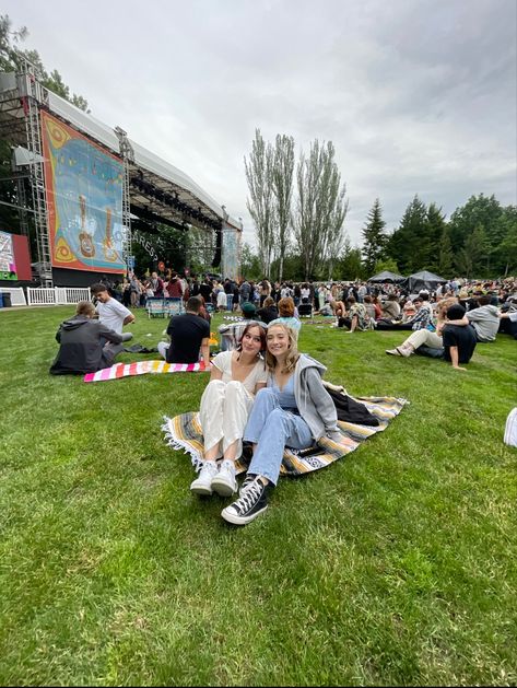 concert venue lawn picnic friends pic photo inspo vsco instagram fit outfit Concert Lawn Pics, Lawn Concert Pictures, Lawn Concert Outfit, Outdoor Concert Aesthetic, Concert Poses With Friends, Lawn Concert, Concert Picture Ideas, Concert Photo Ideas, 5sos Pics