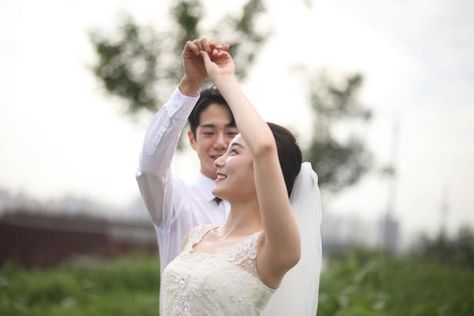 Read+on+for+what+to+expect+at+a+South+Korean+wedding! South Korea Wedding, South Korean Wedding, Magical Wedding Venues, Photoshoot Trends, Half Moon Jamaica, Korean Wedding Traditions, Korean Wedding Photoshoot, Bride’s Mother, Korea Wedding