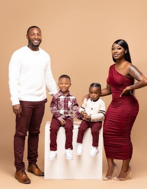 Matching Family Christmas Outfits, Christmas Outfits Ideas, Fall Picture Outfits, 2023 Photoshoot, Family Christmas Pictures Outfits, Fall Family Outfits, Christmas Pictures Outfits, Family Portrait Outfits, Christmas Family Photoshoot