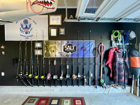 This is an easy solution to your pile of fishing rods in you garage: A DIY Garage Fishing Rod and Spear Gun Storage Wall. We designed a garage wall to store fishing rods and spear guns in a way that is both functional and aesthetically pleasing. No carpentry required! Order 2” wall mounted U-hooks, 2-1/2” mini rope cleats and 4” ball bungees on Amazon, then buy two 1 x 2-1/2” x 10 at Home Depot. Mount lumber to studs in wall, then the hardware to lumber. Secure in 2 spots. Paint wall first. Fishing Storage Ideas Garage, Tackle Room Ideas, Fishing Garage, Fishing Tackle Room, Garage Fishing, Garage Setup, Ice Fishing Equipment, Fishing Pole Rack, Garage Storage Inspiration