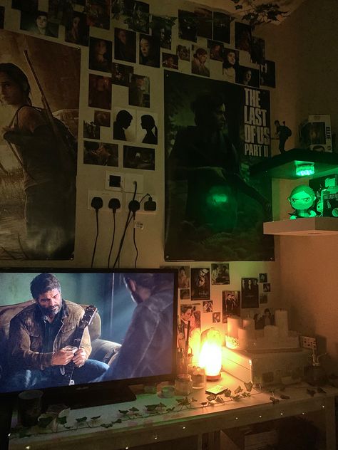 The Last Of Us Inspired Bedroom, Ellies Room Tlou, The Last Of Us Gaming Setup, Tlou Inspired Room, The Last Of Us Themed Room, Twd Room Ideas, The Last Of Us Bedroom Ideas, Ellie Williams Room, The Last Of Us Bedroom