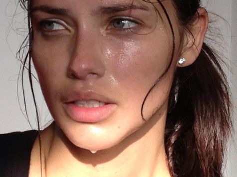 Adriana Lima Workout Adriana Lima Without Makeup, Adriana Lima Workout, Thanksgiving Makeup Looks, Thanksgiving Makeup, Hilary Rhoda, Makeup Looks Tutorial, Au Naturale, Without Makeup, Adriana Lima