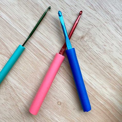 Check out this DIY hack and make your own ergonomic crochet hooks! It’s fast, easy and costs less than $10 to upgrade your entire collection. Adaptive Equipment Diy, Diy Crochet Hook, Ergonomic Crochet Hook, Adaptive Equipment, Diy Hack, Crochet Classes, Craft Board, Creative Crochet, Crochet Supplies