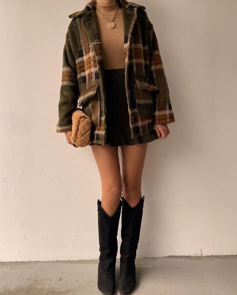 Plad Outfits, Plaid Coat Outfit, Taupe Outfit, Flannel Outfits, Winter Outfit Ideas, Stylish Winter Outfits, Warm Dresses, Flannel Women, Autumn Clothes