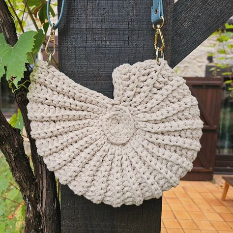 I think it's my most favorite thing I've ever crocheted 😍 I'm a huge seashell and fossil fan and I collect them, so this is the perfect bag for me! I've discovered this amazing design thanks to @bythebay_crochet Design : Crochet Seashell bag / basket on YouTube by @sirinscrochet #crochet #crochetaddict #crochetlove #handmade #purse #sirinscrochet #seashells #fossil Crochet Seashell Pattern Free, Crochet Shell Bag Free Pattern, Crochet Shell Bag, Crochet Seashell, Seashell Purse, Seashell Bag, Crochet Snail, Crochet Shell, Crochet Shell Stitch