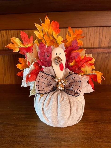 Pumpkin Turkey Craft, Turkey Candy Crafts, Adult Thanksgiving Crafts, Turkey Pumpkin Decorating, Diy Turkey Crafts, Turkey Crafts For Adults, Turkey Decorations Diy, Turkey Diy Crafts, Thanksgiving Wood Crafts