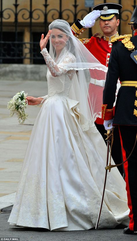 Princess Catherine Wedding Dress, Princess Kate Wedding Dress, Royal Wedding 2011, William Kate Wedding, Royal Wedding Dresses, Kate Middleton Wedding Dress, Alexander Mcqueen Dress, Düşes Kate, Royal Wedding Gowns