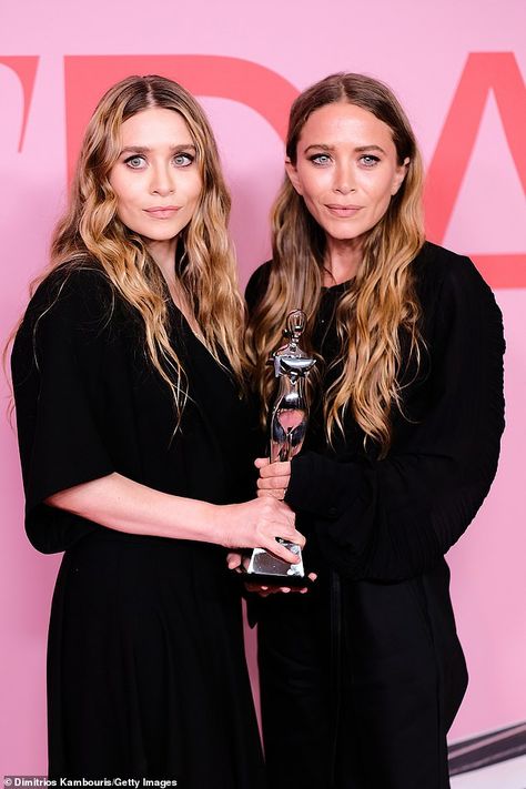 Ashley Olsen Hair, Olsen Hair, Mary Kate And Ashley, Cfda Fashion Awards, Cfda Awards, Barrel Curls, Mary Kate Ashley, Haircuts For Wavy Hair, Mary Kate Olsen