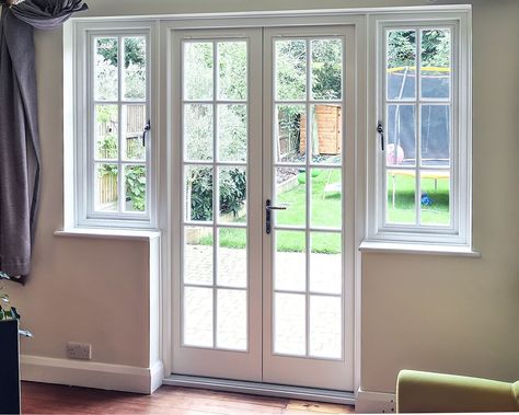 ✨Stunning hardwood French doors with sidelights and traditional Georgian bars - straight from our Orpington installation!👷‍👷‍⠀ This design can enhance not only traditional properties and renovation projects, but also can be perfect for new build homes - especially if you want to add a touch of traditional charm to your home. 😍 Georgian Bar French Doors, French Doors With Window Above, Patio Doors In Kitchen, French Doors With Windows On Each Side, Georgian Bars Window, Banquettes Seating, French Wooden Doors, Kitchen With Patio Doors, French Doors With Side Windows