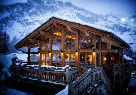 Le chalet Cooper à Val d'Isère Ski Chalet Exterior, Val D Isere, Chalet Exterior, Chalet Interior Design, Alpine House, Mountain Home Exterior, Alpine Chalet, Luxury Chalet, Chalet Interior