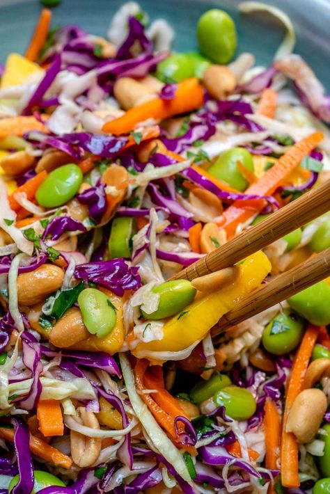 Asian Chopped Salad, Chopped Salad Recipes, Beautiful Salad, Crunchy Salad, Asian Salad, Vegetarian Cabbage, Clean Food Crush, Food Crush, Asian Inspired Recipes