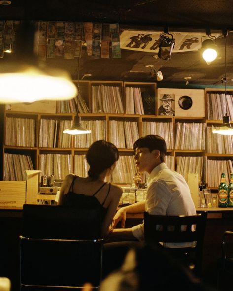 Dark Academia Couple, Coffee Dates Aesthetic, Library Photo Shoot, Dark Acadamia, I Still Remember, Library Aesthetic, Pre Wedding Poses, Romance Stories, Vintage Library