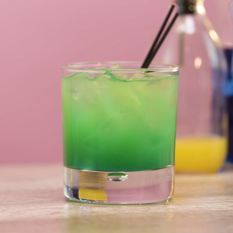 Green Lantern Cocktail - Tipsy Bartender Green Drinks Alcohol, Green Alcoholic Drinks, Tequila Drinks Recipes, Green Cocktails, Japanese Meals, Mansion Party, Green Alcohol, St Patricks Day Drinks, Green Drink