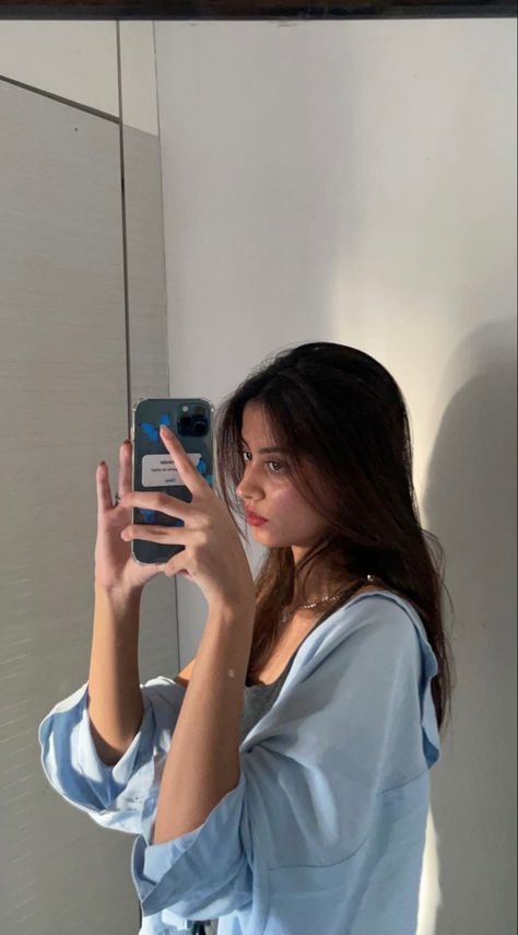 Unique Mirror Selfie Ideas, Cute Selfie Poses, Mirror Selfie Ideas, Unique Mirror, Selfie Inspo, Self Portrait Poses, Unique Mirrors, Face Photography, Best Photo Poses