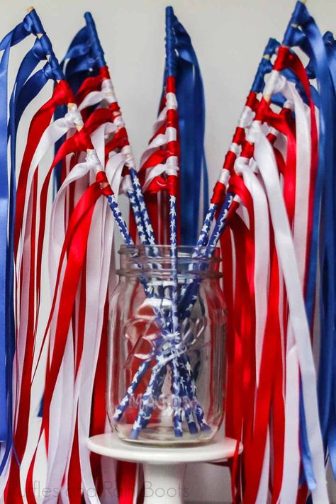 Crafts For Fourth Of July, 4th Of July Parade Ideas For Kids, Kids 4th Of July Party, 4th Of July Ideas Party, July 4th Party Decor, Crafts With Streamers, Elegant 4th Of July Decor, Ribbon Flag American Diy, Usa Crafts For Kids