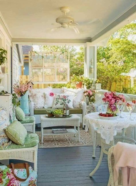 Lady says... Portico Shabby Chic, Shabby Chic Veranda, Shabby Chic Patio, Veranda Design, White Wicker Furniture, Shabby Chic Porch, Cottage Porch, Front Porch Design, Country Porch