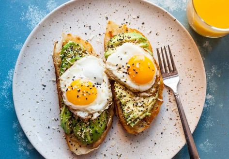 A major upgrade to the already delicious avocado toast is to put everything bagel seasoning on it! If you've never made the seasoning mix, it's easy to do and goes great on so many things. Everything Seasoning avocado toast is a great breakfast recipe that's easy and healthy! macheesmo.com #avocado #toast #breakfast #easyrecipes Roti Panggang, Healthy Desayunos, Everything Seasoning, بذور الشيا, Avocado Toast Breakfast, Menu Sarapan Sehat, Everything Bagel Seasoning, Avocado Toast Recipe, Bagel Seasoning