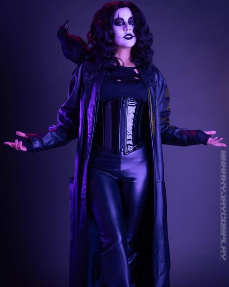 The crow cosplay by snarkyjaycosplay #thecrow #cultmovie The Crow Halloween Costume Women, Female Crow Costume, The Crow Costume Female, Crow Halloween Costume, The Crow Cosplay, Cyberpunk Witch, Crow Cosplay, Crow Halloween, Crow Costume