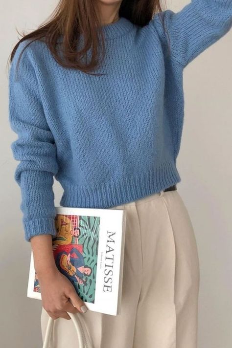 Preppy Outfits: A Step Above The Rest | Girlfriend is Better Adrette Outfits, Parisienne Chic, Beige Outfit, Look Retro, Pullover Outfit, Estilo Preppy, Preppy Outfit, Blue Sweater, 가을 패션