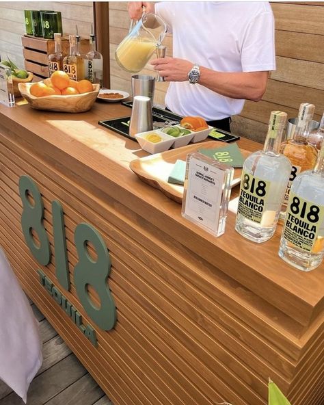 8💚1💚8💚 @drink818 @kendalljenner 📸 credit to oneearthalliance 📸 https://pin.it/7k8fT38s0 Pop Up Cocktail Bar, Bar Booth, Coffee Booth, Bar Deco, Candy Car, Tequila Bar, Drink Stand, Food Cart Design, Event Bar