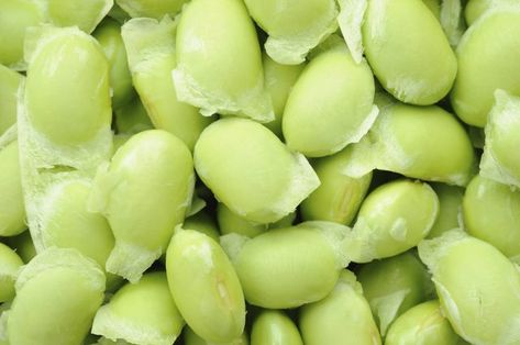 A pile of freshly shelled soybeans. How To Cook Frozen Edamame, Game Night Recipes, Soybean Recipe, Frozen Edamame, Shelled Edamame, Cheap Protein, Edamame Recipes, Game Night Food, Dessert Hummus