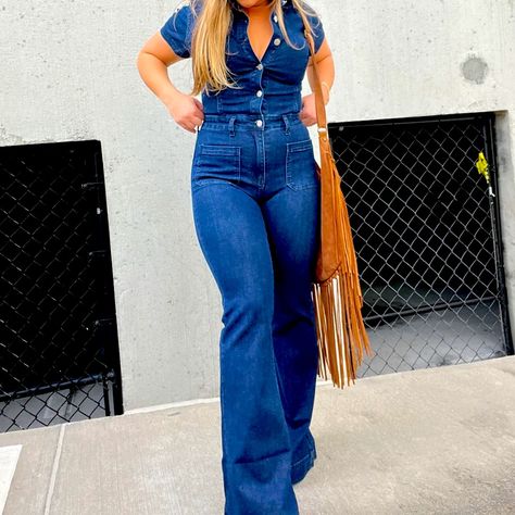 New Condition Jumpsuit Denim Romper Outfit Jumpsuits, Blue Jean Jumpsuit Outfits, Denim Jumpsuit Outfit Summer, Jean Jumpsuit Outfit, Denim Romper Outfit, Jumpsuit Styling, Floral Shorts Outfits, Blue Jean Jumpsuit, Denim Jumpsuit Outfit