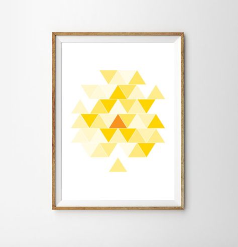 Cette belle impression géométrique viendront égayer nimporte quelle pièce ! Il peut saccrocher simplement sur ses propres, ou encadrée pour Poster Yellow, Digital Poster, Poster Art Print, Motif Design, Hospitality Design, Graphic Arts, Yellow Orange, Triangles, Home Deco