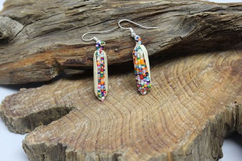 Beaded Indian Corn, Corn Earrings, Thanksgiving Projects, Indian Corn, Corn Cob, Native American Earrings, Be Consistent, Feather Crafts, Corn On Cob