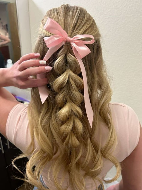 vacation hairstyle: fluffy fishtail half up Cute Hair For Going Out, Crazy But Cute Hairstyles, Cute Hairstyles With Accessories, Preppy Haircuts For Teens, Hair Styles Preppy, Cute Pink Hairstyles, Cute Hairstyles With A Bow, Cute Preppy Hairstyles, Preppy Hair Styles