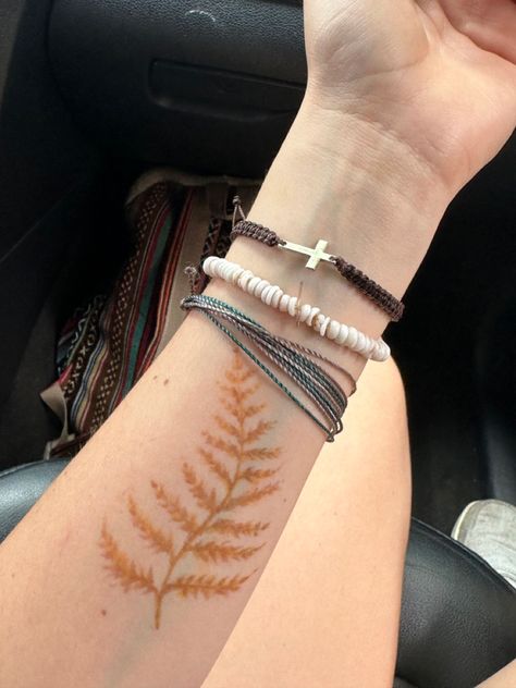 Henna Ring Finger, Nature Henna Designs, Fern Henna, Henna Ankle Designs, Boho Henna Designs, Celtic Henna, Cute Henna Ideas, Knee Henna, Hippie Henna Designs