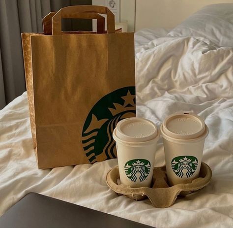 Tan Starbucks Tote Bag | Two white atarbucks cups | Hotel Room Aesthetic Starbucks Paper Cup, Coffee Delivery, Disney Mugs, Cream Aesthetic, Coffee Pictures, Diy Photography, Starbucks Coffee, Paper Cup, Green Aesthetic