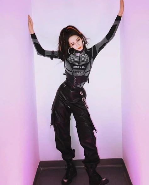 Mode Harajuku, Cyberpunk Outfit, Ateez Concert, Look Festival, Dilraba Dilmurat, Stage Outfit, Futuristic Fashion, Future Fashion, Kpop Fashion Outfits