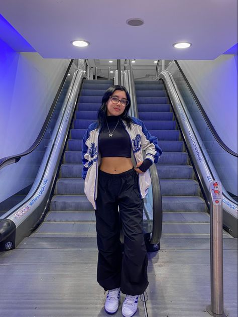 Blue Trackpant Outfits, Baggy Windbreaker Pants Outfit, Parachute Pants Outfit With Jacket, Streetwear Parachute Pants, How To Style A Parachute Pants, How To Style Blue Parachute Pants, Adidas Parachute Pants Outfit, Sporty Blue Outfit, Royal Blue Streetwear Outfit