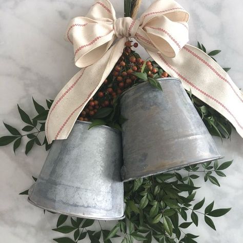 This is a fun simple project. If you loved the galvanized look, you're going to love how this bucket bell wreath t Front Stoop Christmas Decor Ideas, Bell Wreath Diy, Christmas Galvanized Bucket, Natural Toilet Bowl Cleaner, Diy Bells, Galvanized Tree Collar, Diy Concrete Patio, Bell Wreath, Loopy Yarn