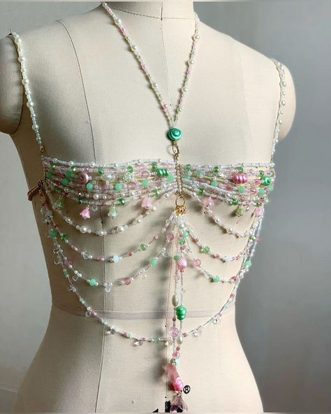 crystal bra top outfit styled jewelry Bra Top Outfit, Beach Beads, Styled Jewelry, Bead Bra, Crystal Bra, Mermaid Top, Look Festival, Diy Clothes Design, Bead Charms Diy